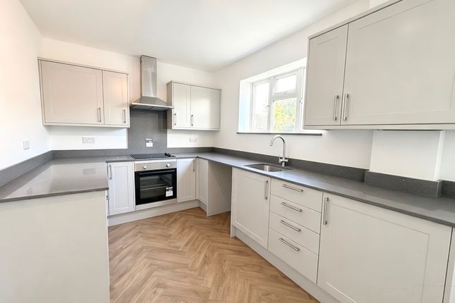 84 Hilldene Avenue, Romford photo 3