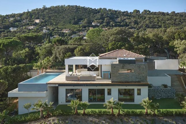Thumbnail Villa for sale in Cavalaire-Sur-Mer, Les Parcs, 83240, France