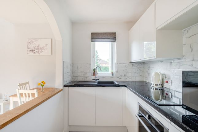 11, Lawrence Close, Guildford photo 3