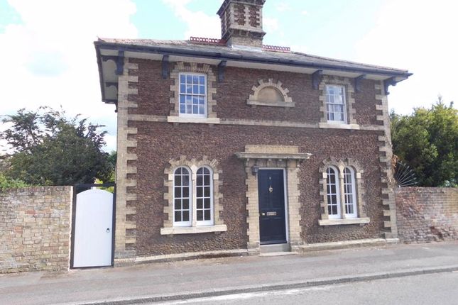 2 bed detached house to rent in West Street, Godmanchester, Huntingdon. PE29