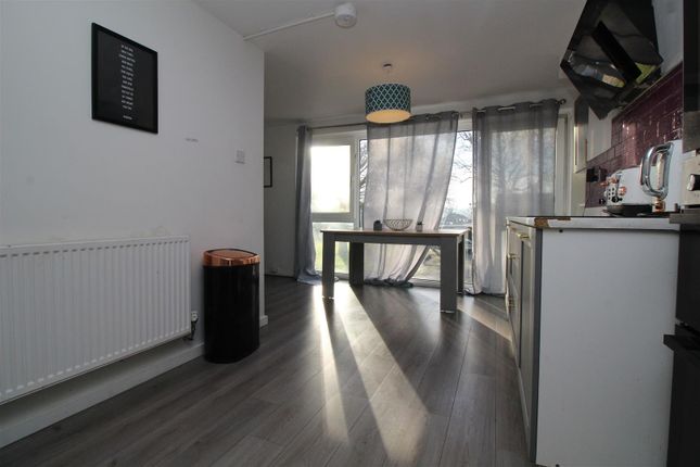 37, Ringwood Close, Crawley photo 3