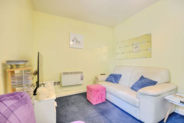 Flat 3, 1, Taverner Close, Hampshire photo 3