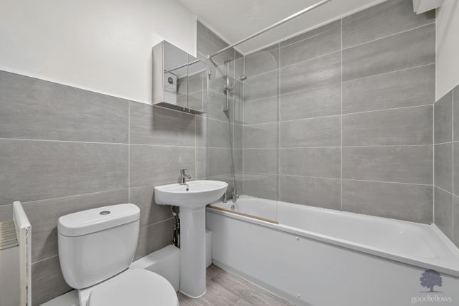 2, Birchwood Close, Surrey photo 5