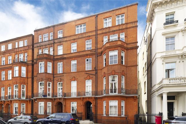 Flat for sale in Palace Gate, London