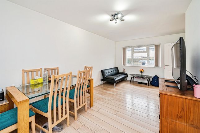 21, Lincoln Way, Slough photo 3