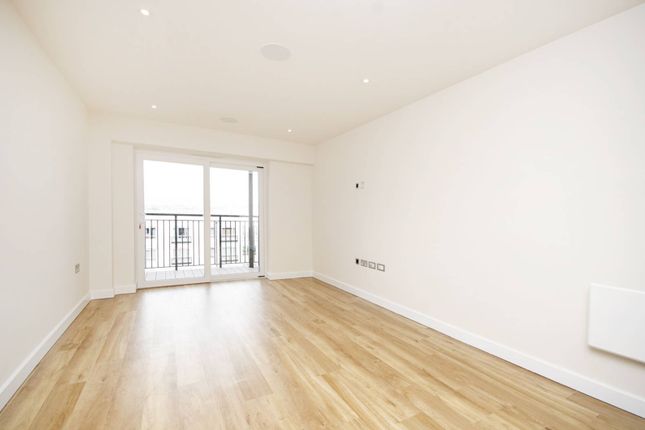 Flat to rent in Colindale, Colindale, London