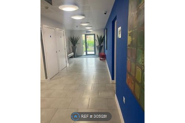 Flat, Crested Court Shearwater Drive, London photo 4