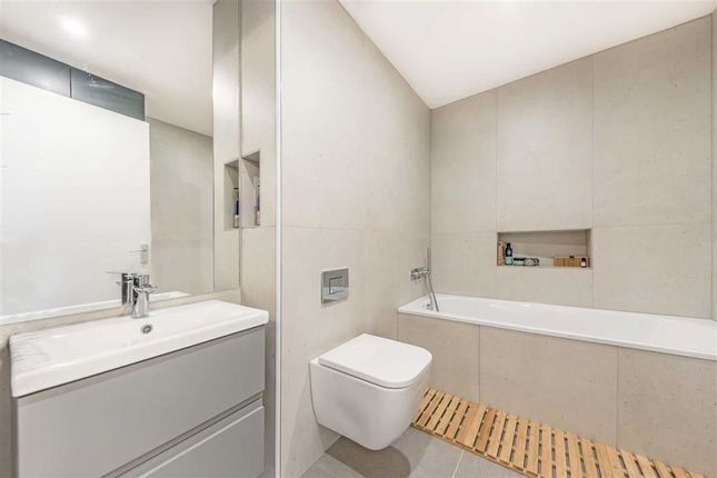 Flat for sale in Old Ford Road, London