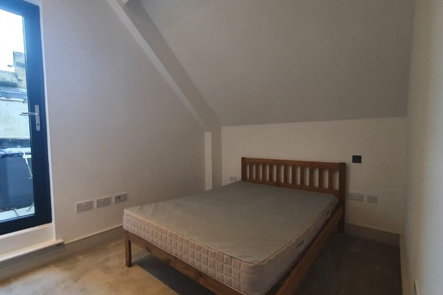 46 Elvian House, Nixey Close, Slough photo 3