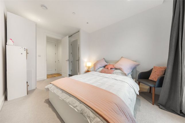 Flat to rent in Renaissance Square Apartments, Palladian Gardens, Chiswick, London