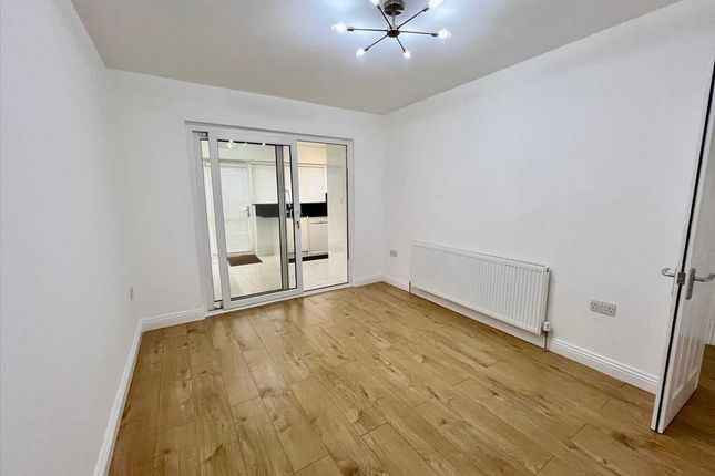 158Stoke, Poges Lane, Slough photo 3