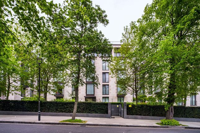 Flat to rent in St. Edmunds Terrace, London