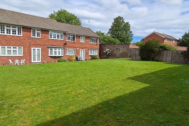 15, The Pantiles, Bushey photo 2
