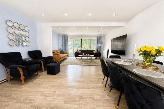 8, Carlton Close, Reading photo 2