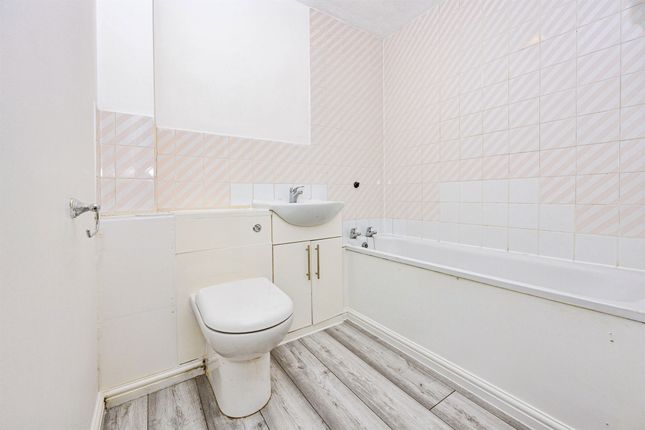45, Tudor Close, Hatfield photo 3