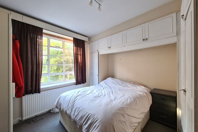 119 Hatherley Court, Hatherley Grove, LONDON photo 4