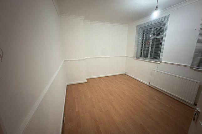 9 Moore Avenue, Moore Avenue, Grays photo 2