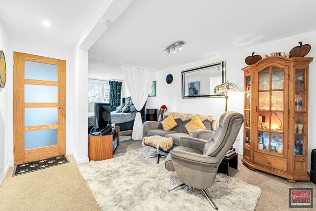 2 Dolphin Court, Bremer Road, Staines-upon-Thames photo 4