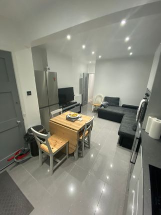 Flat to rent in Clapham Court, Kings Avenue, London