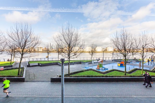 Flat to rent in Beacon Point, 12 Dowells Street, New Capital Quay, London