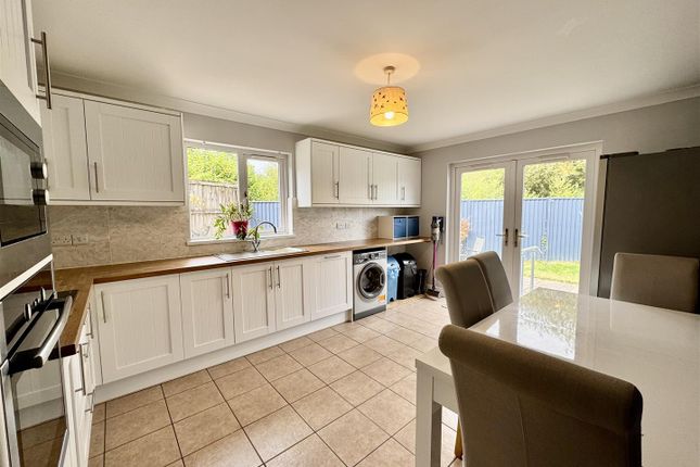 8, Maes Llewelyn, Ammanford photo 3