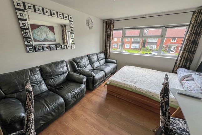 Anne Way, West Molesey photo 4