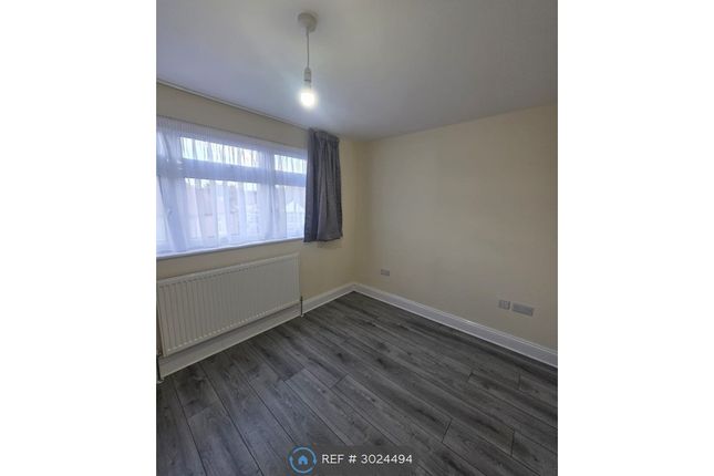 Flat, North Circular Road, London photo 5