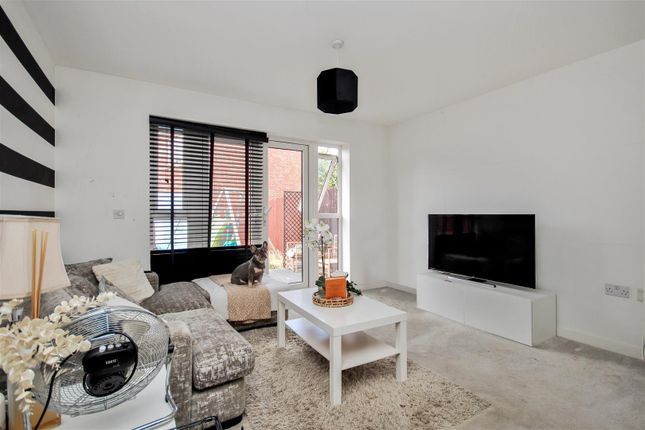 4, Tyne Way, Rushden photo 2