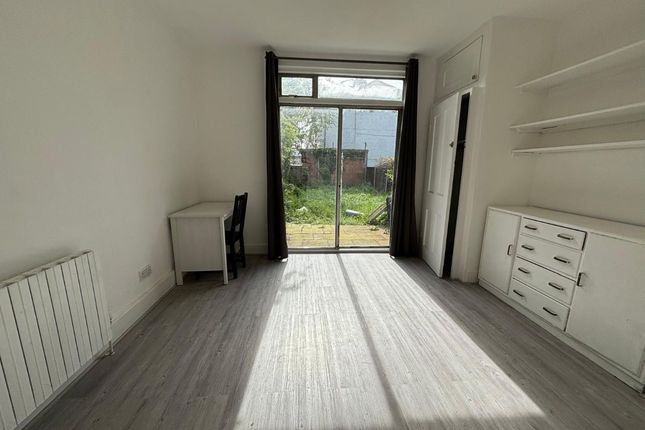 Thumbnail Room to rent in Larch Road, London
