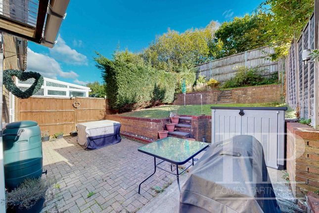 21 Boleyn Close, Crawley photo 4