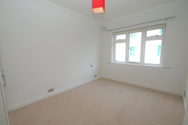 Flat to rent in Elm Park Court, Elm Park Road, Pinner, Middlesex
