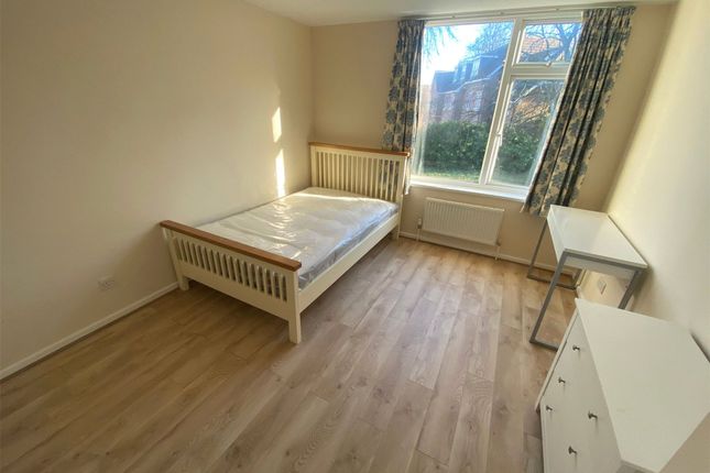 Thumbnail Property to rent in Lauradale, Bracknell, Berkshire