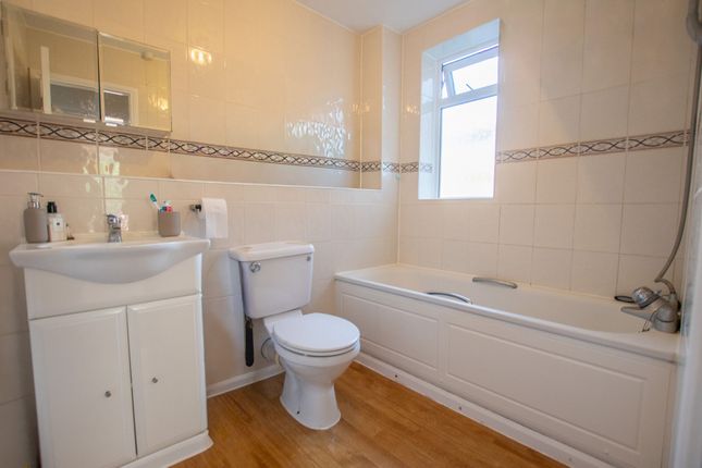 Flat 8, Cedar House Gorse Court, Guildford photo 4