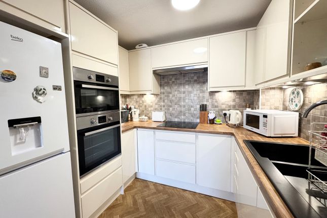 50, Francis Court, GUILDFORD photo 3