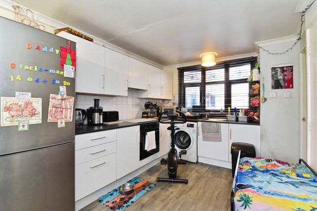 38, Weakland Crescent, Sheffield photo 3
