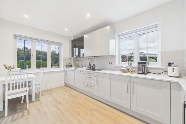 31, Rochford Grove, Horsham photo 2