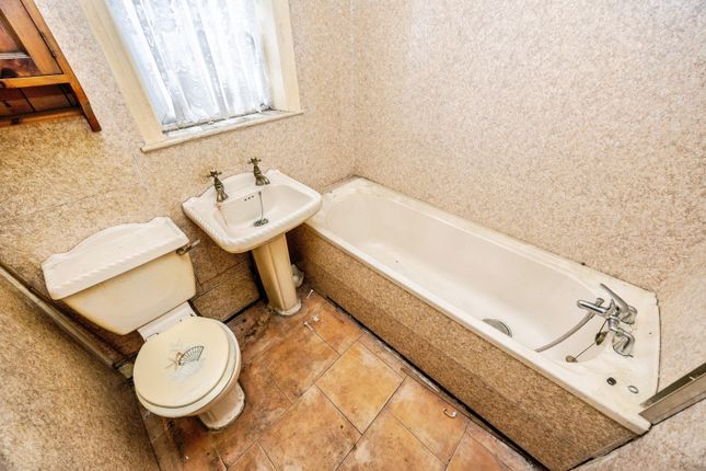 5, Royds Avenue, Huddersfield photo 4