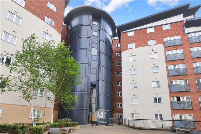 Flat for sale in Aspects Court, Slough