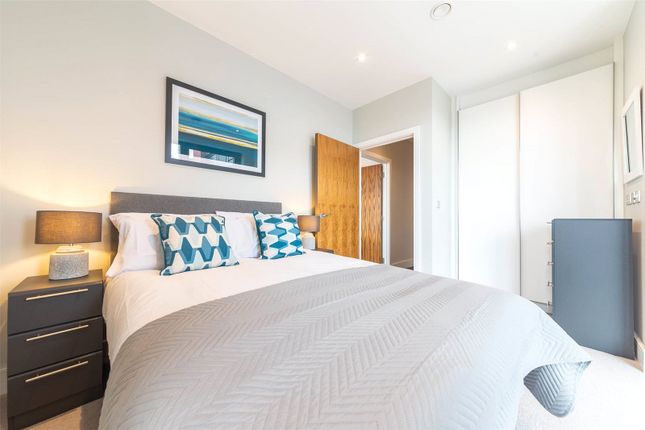 Flat for sale in Avalon Point, 1 Silvocea Way, London