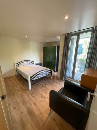 Flat to rent in Bacon Street, London