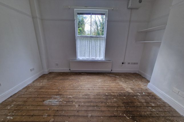 Flat to rent in Penn Road, Wolverhampton, West Midlands