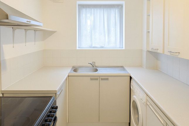 21, Beaulieu Close, Greater London photo 3