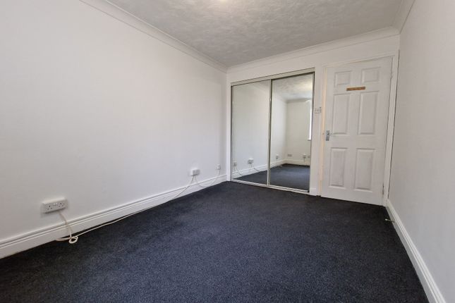 Flat to rent in Euston Grove, Prenton, Wirral