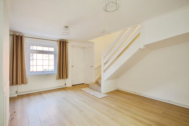 6, Fraser Close, London photo 2