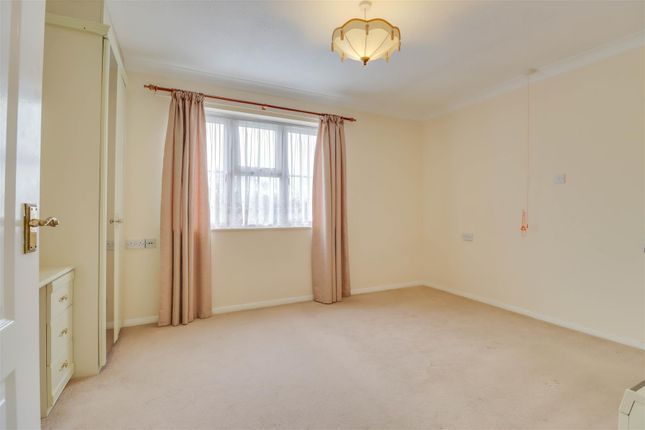Flat for sale in Stilemans, Wickford