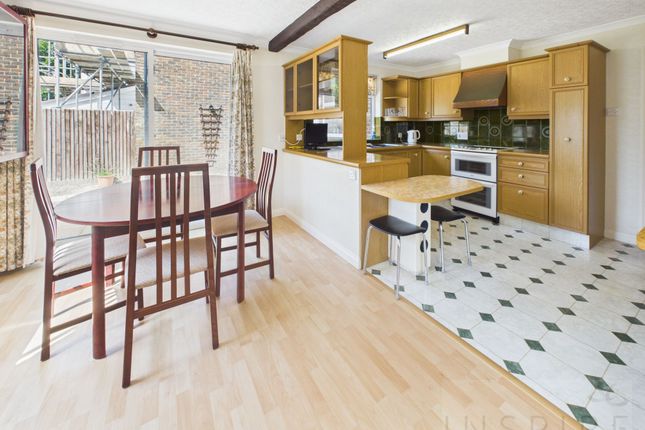 2 Kithurst Close, Crawley photo 3