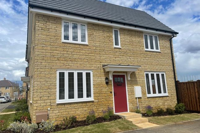 3 bed semi-detached house to rent in Carterton, Brize Norton OX18