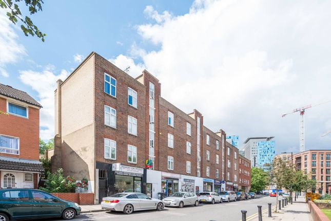Flat to rent in Drake House, Stepney, London