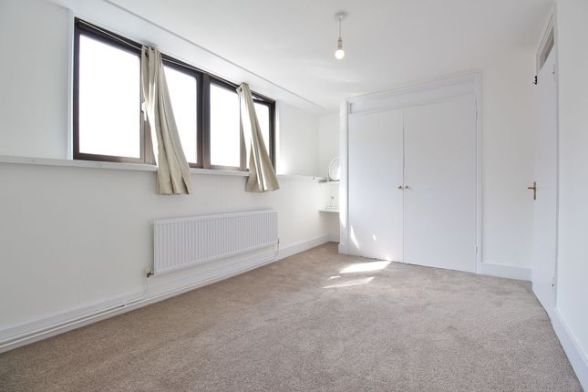 16 Mogden Lane, Isleworth photo 2