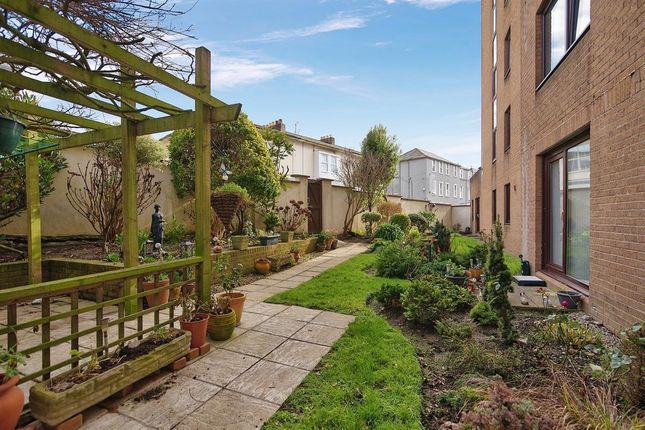 1-bed flat on Flat 35, Madeira Court, Knightstone Road, Weston-Super-Mare, £1,100/mo
